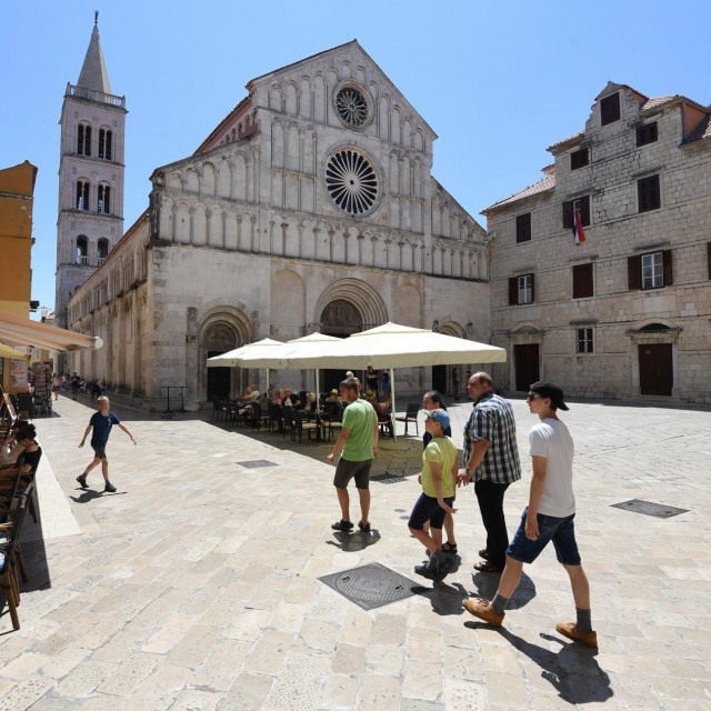 Ulaz u zadarsku prvostolnicu, katedralu sv. Stošije, odnedavno se počeo prvi put naplaćivati i to 3 eura, ali samo za strane turiste