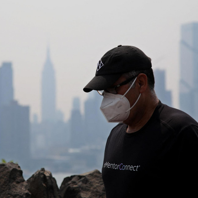 Ljudi na ulici nose maske