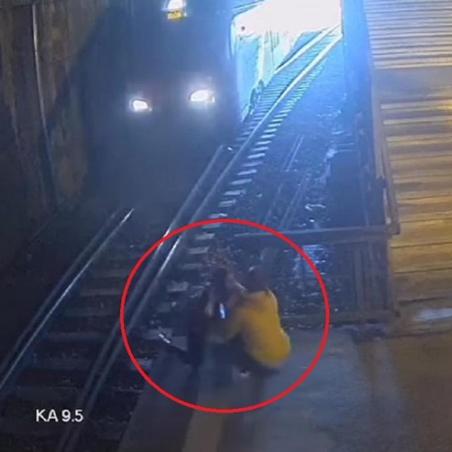 Muškarac spasio majku i sina od naleta vlaka