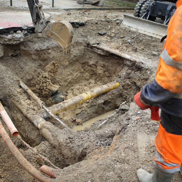 Saniranje puknute vodovodne cijevi (ilustracija)