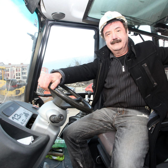 Buzet,110113.
Drugo zanimanje Elia Pisaka estradnog pjevaca iz Istre je gradjevinar.
Na fotografiji Elio Pisak pozira ispred bagera.