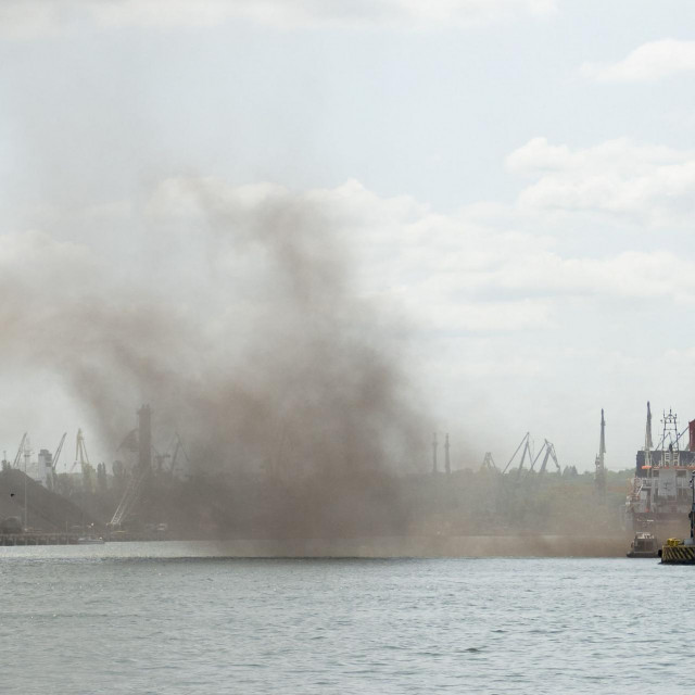 Veliki oblak ugljene prašine u luci