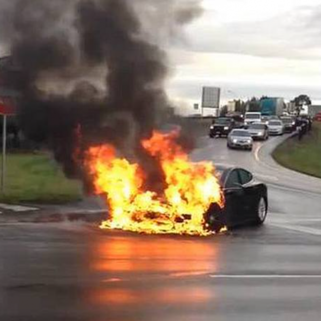 Požar na automobilu (ilustracija)