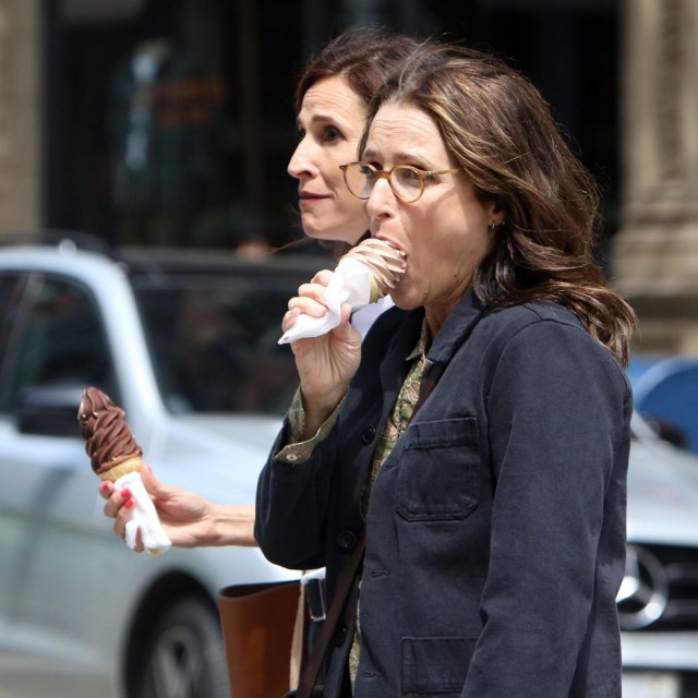 Michaela Watkins i Julia Louis-Dreyfus