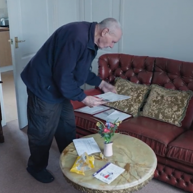 Umirovljenik svaku večer ostavlja na stolu svoju oporuku, u slučaju da umre preko noći