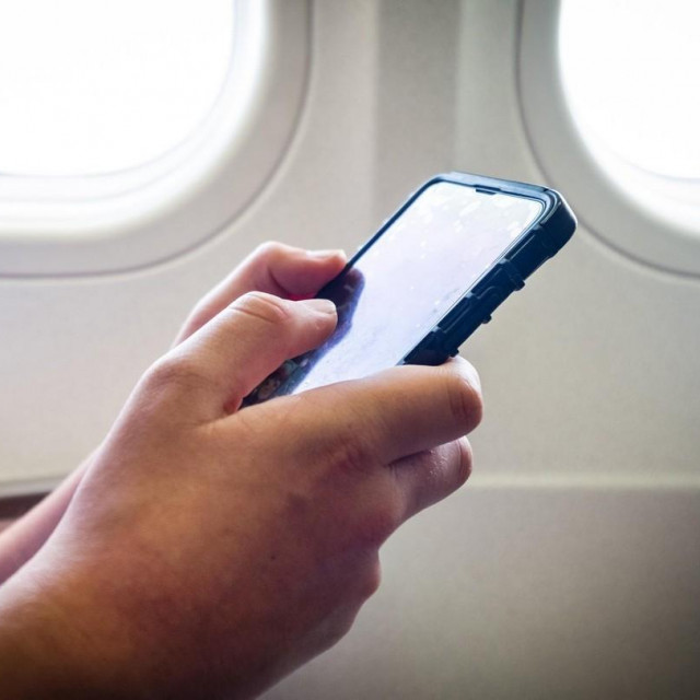 Ilustracija, korištenje mobitela na avionu