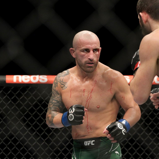 Alexander Volkanovski (lijevo) i Islam Makhachev (desno)