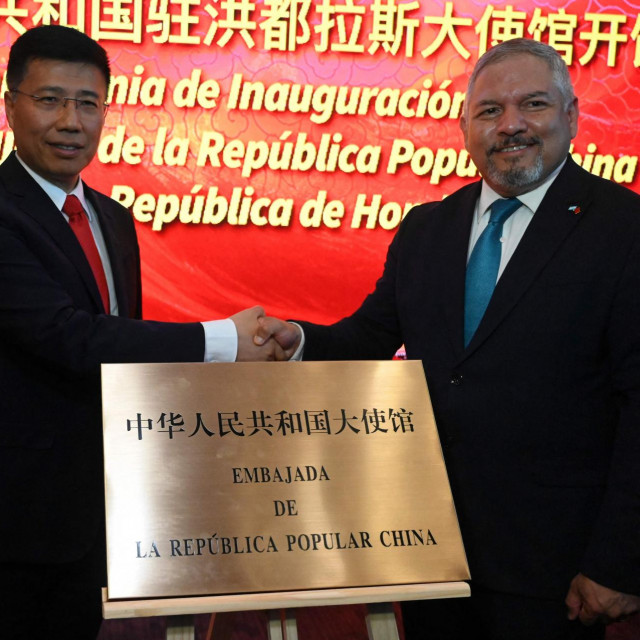 Ministar vanjskih poslova Hondurasa Eduardo Enrique Reina i savjetnik kineske vlade Yu Bo