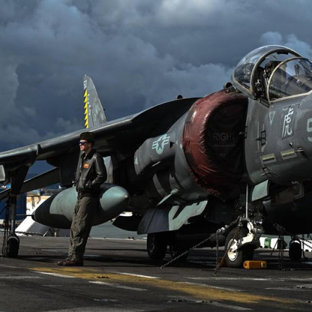 Borbeni avion AV-8B Harrier na američkom brodu USS Kearsarge