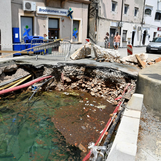 Ovaj primorski gradić izgleda kao da je pod opsadom. Oko većih rupa postavljena je ograda