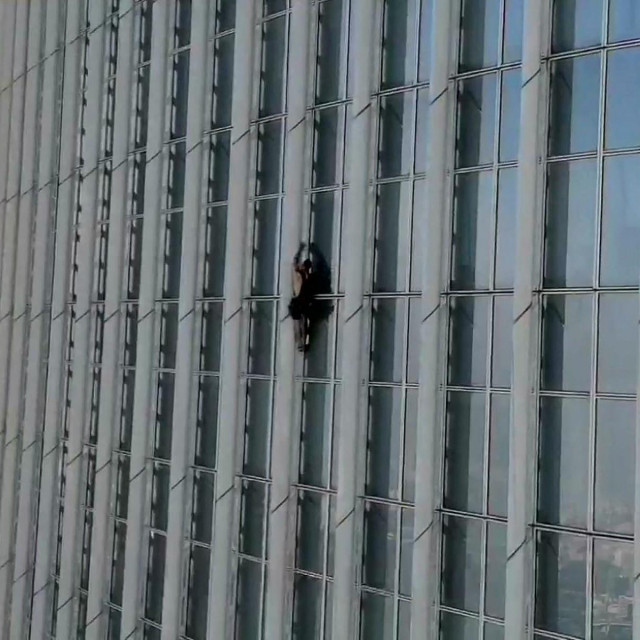 Penjač na Lotte World Toweru u Seoulu