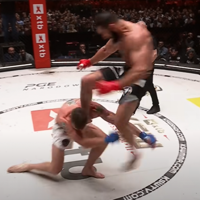 Mame Khalidov (desno) vs. Scott Askham