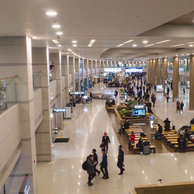 Maraktajev i još četiri Rusa živjeli su u maloj sobi u čekaonici za odlazne letove te spavali na dekama koje su bile prostrte na podu čekaonice