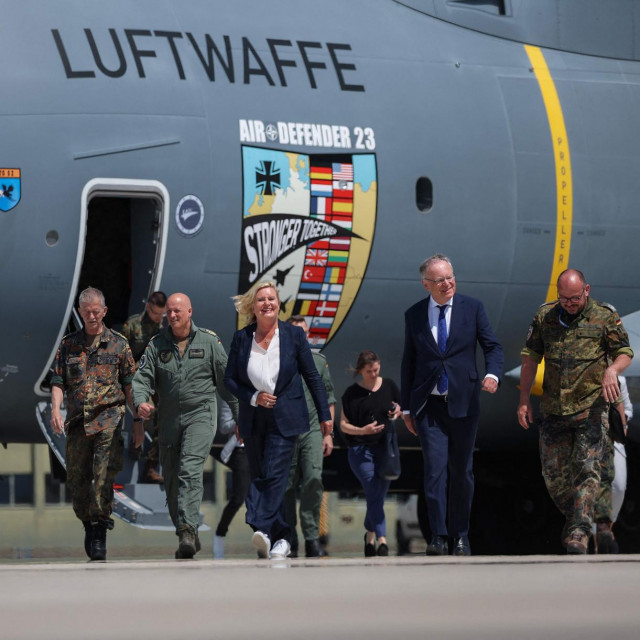 Njemački general pukovnik Martin Schelleis, general pukovnik Njemačkog ratnog zrakoplovstva Ingo Gerhartz, predsjednica Odbora za oružane snage Bundestaga Eva Hoegl i premijer Donje Saske Stephan Weil
