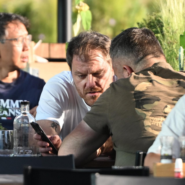 Mario Mamić u društvu na terasi hotela Van der Valk Hotel Schiedam