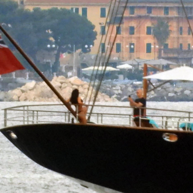 Jeff Bezos fotografirao svoju parnericu Lauren Sanchez na jahti