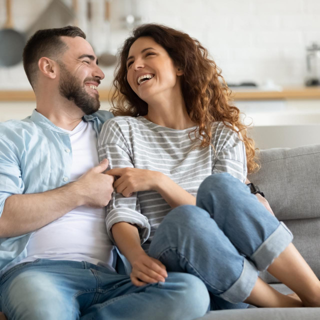 Gottman nudi konkretne strategije koje će parovima pomoći učinkovitije riješiti svaki problem, od seksa i novca do stresa na poslu i brige o obitelji.