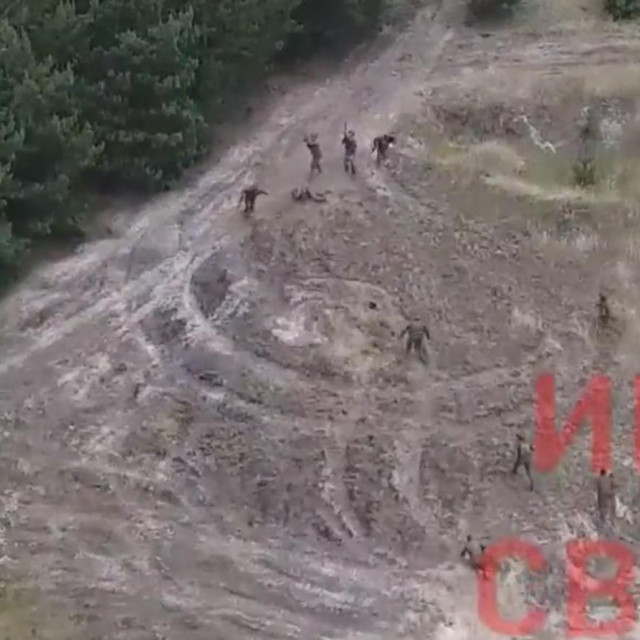 Na snimci se čini da vojnici prvo pucaju u zrak u znak upozorenja