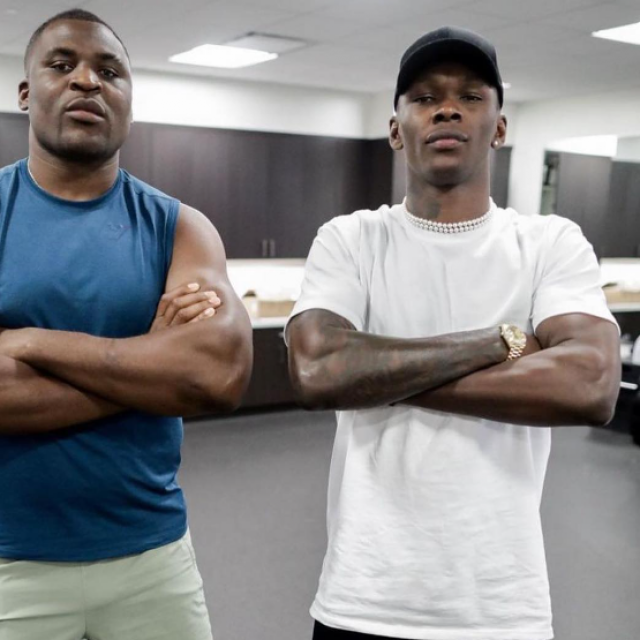 Israel Adesanya (desno) i Francis Ngannou (lijevo)