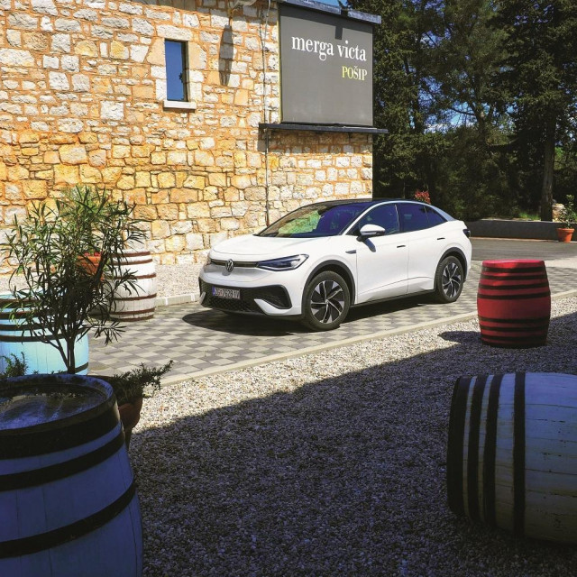 Mjesto Smokvica okruženo je nepreglednim nasadima pošipa, autohtone sorte grožđa koju je još 1880. igrom slučaja otkrio lokalni težak Marin Tomašić, zvan Caparin