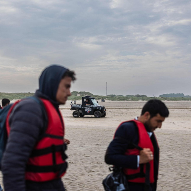 Povratak migranata u unutrašnjost Francuske nakon što ih je policija spriječila da u čamcima ilegalno uđu u Britaniju