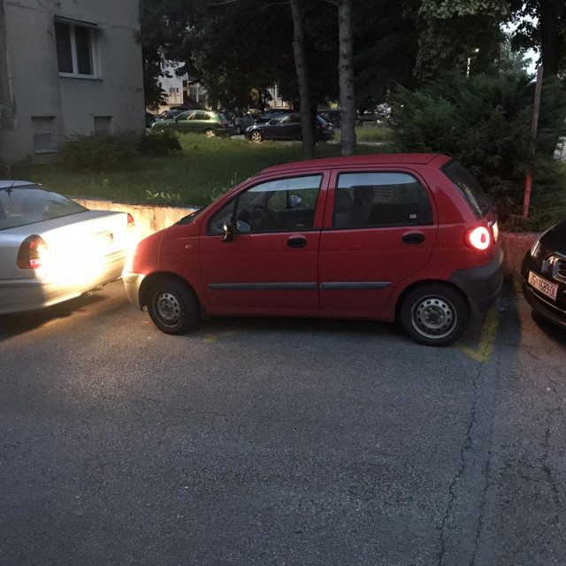 Crveni automobil parkiran u Gajnicama