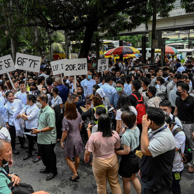 Ljudi su izašli na ulice nakon evakuacije zgrade u Manili