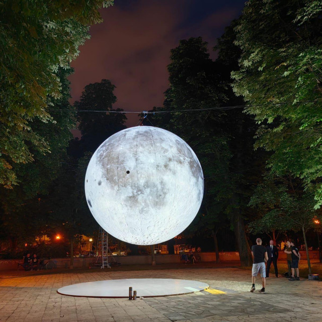 Huawei Touch the Moon instalacija