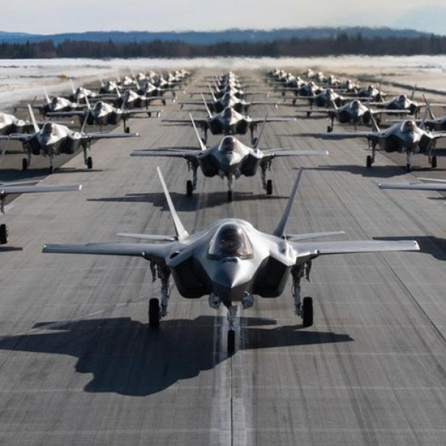 Borbeni avioni pete generacije F-35 Lightning koje proizvodi Lockheed Martin