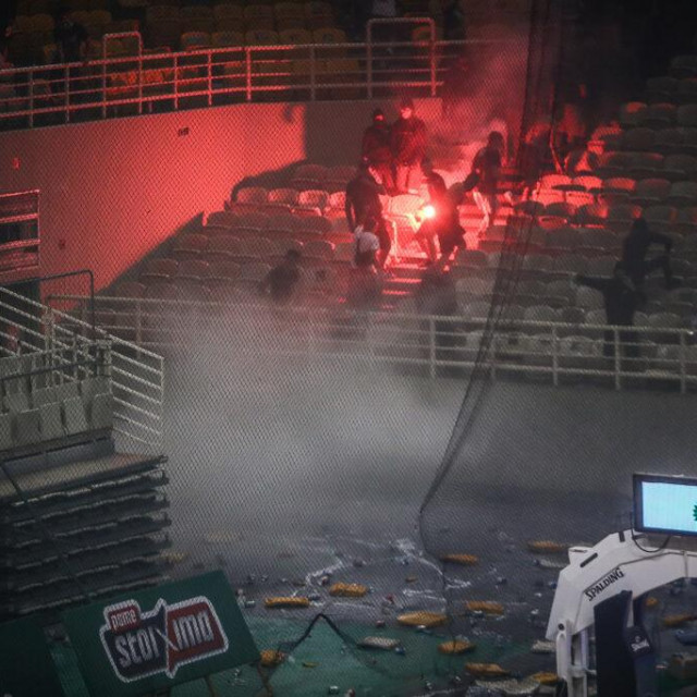 Navijači Panathinaikosa zapalili su i pokoju baklju