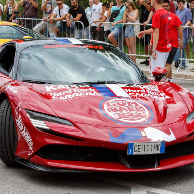 Sudionici rallya Gumball 300 na splitskoj Rivi
 