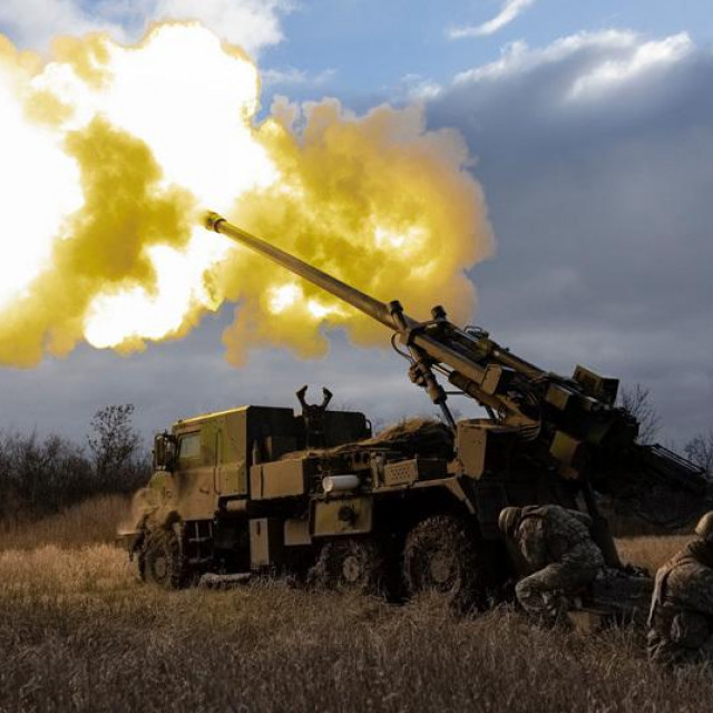 Ukrajinski vojnici pucaju iz francuske haubice Cezar, ilustracija