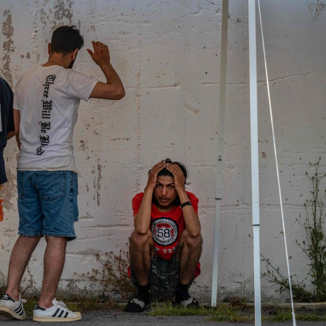 Grčka obalna služba spasila je 104 osobe iz valova, a svi su muškarci. Iz mora je izvukla i više od 70 leševa. Stotine ljudi vode se kao nestali u stravičnoj nesreći kraj Palosa