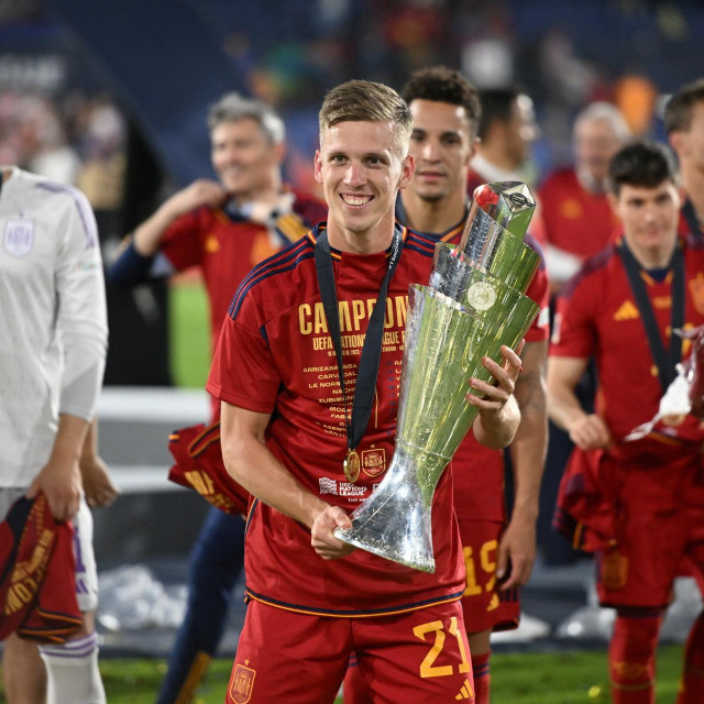Dani Olmo s trofejom Lige nacija