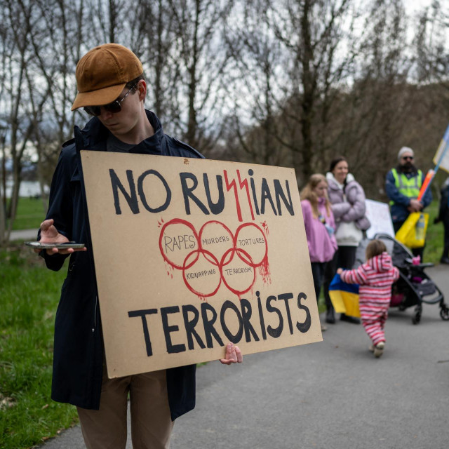 Prosvjed Ukrajinaca protiv Rusije ispred sjedišta MOO-a u Lausannei