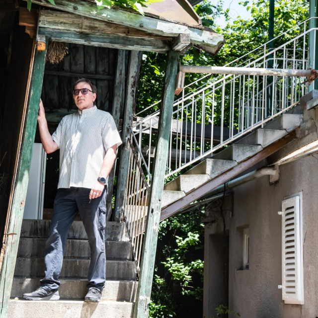 Nikola Radović na ulazu u drvenu ostavu