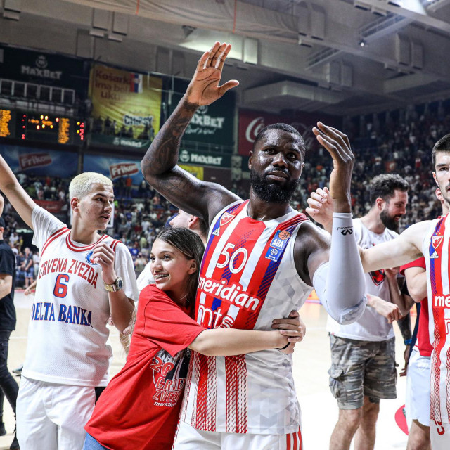 Košarkaši Crvene zvezde u slavlju s navijačima