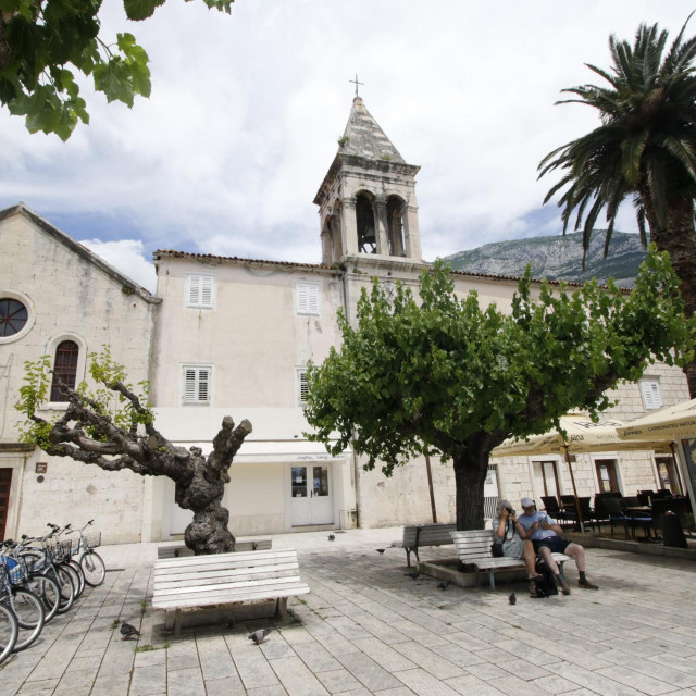 Zgrada nekadašnjeg kina na makarskoj rivi