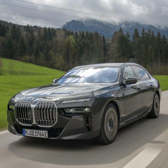 BMW i7