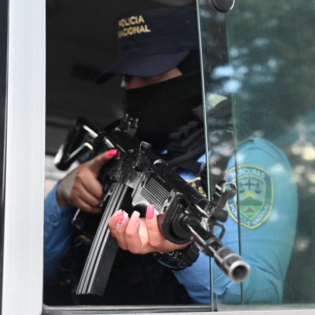 Policija prevozi zatvorenice koje su navodno sudjelovale u tučnjavi