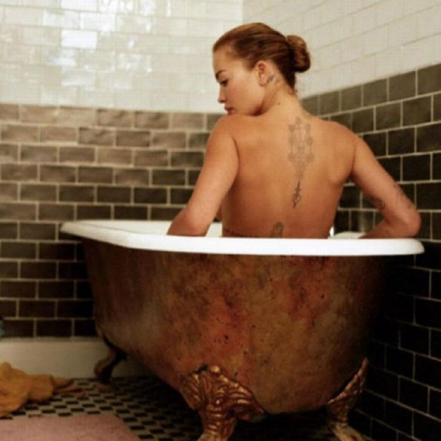 Rita Ora gola u kadi