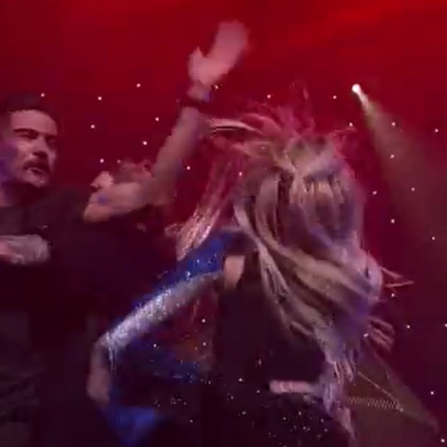 Pjevačicu na pozornici ošamario muškarac