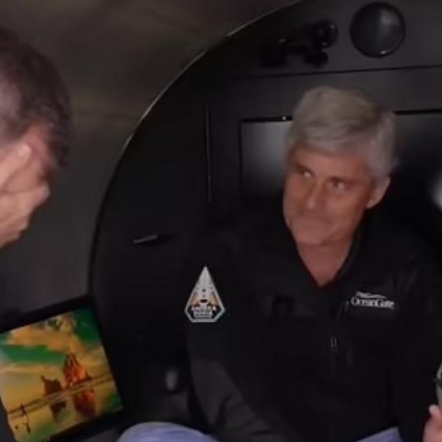 Stockton Rush pokazuje joystick koji upravlja plovilom