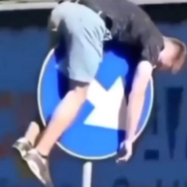 Mladić na prometnom znaku