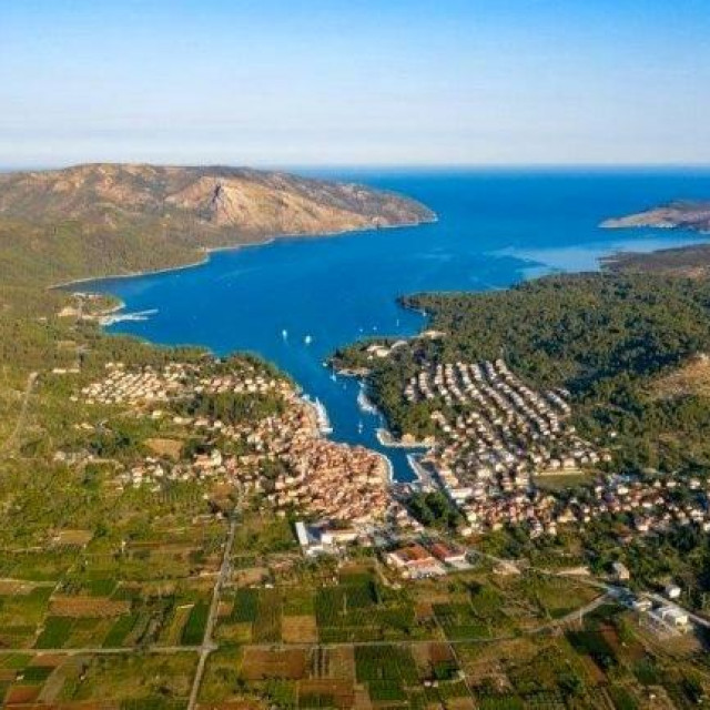 Drevni Faros i Faroska hora, polje koje se proteže istočno od starogradske vale pa sve do hvarske Male Venecije