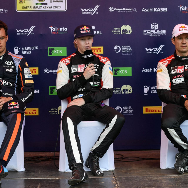 Finac Kalle Rovanpera (u sredini), Belgijac Thierry Neuville (lijevo) i Francuz Sebastien Ogier (desno)