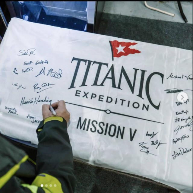 Uoči zarona svi putnici su se potpisali za uspomenu