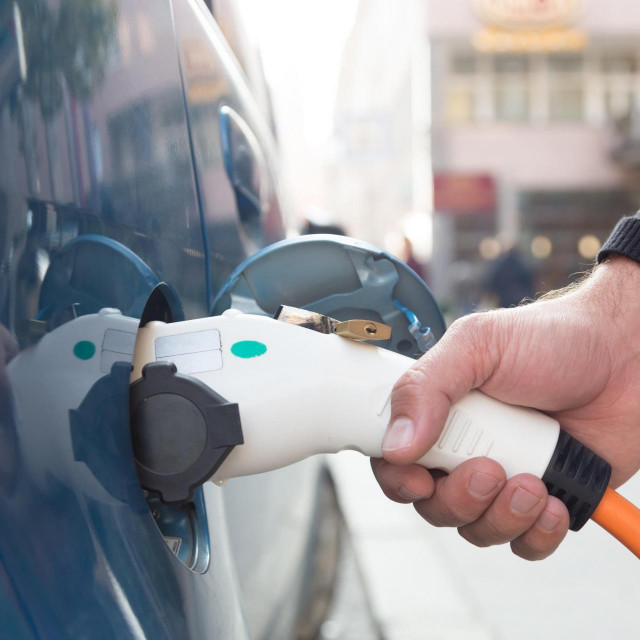Punjač za električni auto