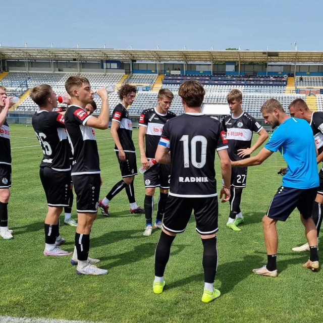 Pomoćni trener Mario Gregurina i igrači Slavena Belupa