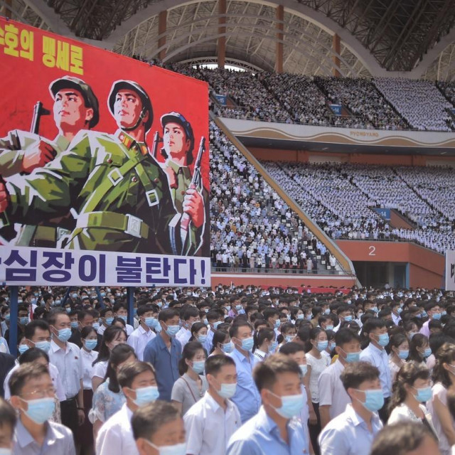 Oko 120 tisuća radnih ljudi i studenata u nedjelju je sudjelovalo na skupovima širom glavnoga grada